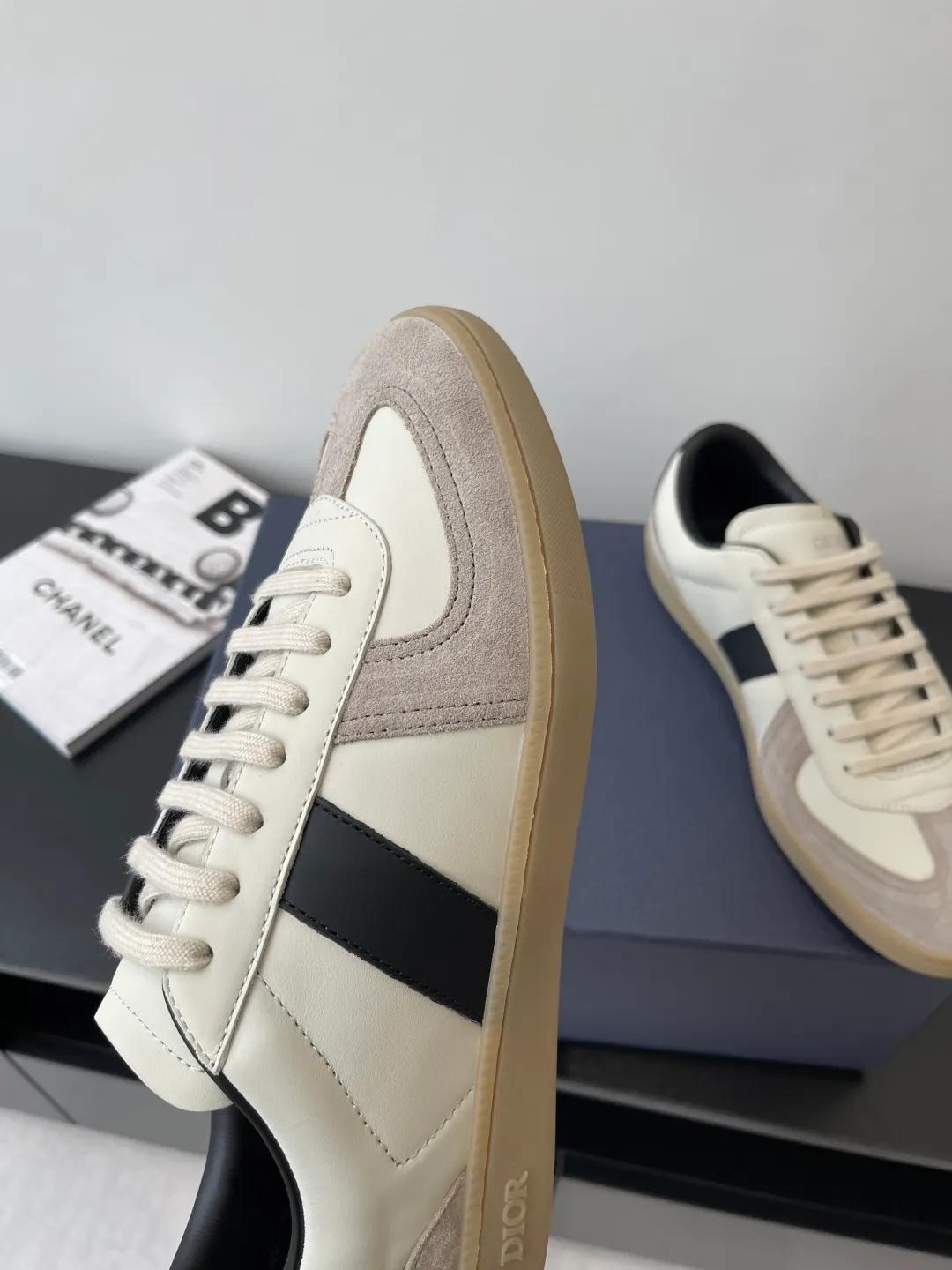 Factory price: 420💰The top version of Dior 25ss new product B01 moral training shoes. The toe size design of the couple's style is a bit wider. The upper foot comfort is perfect. The thread is beautiful. Perfectly suitable for trousers. Decorated with various classic details. It is the ideal choice for daily styling. It can be matched with various casual items to create exquisite shapes. Fabric first layer cowhide/lining sheepskin T men's shoes💰U original outsole Code number: 38-44, customized 45